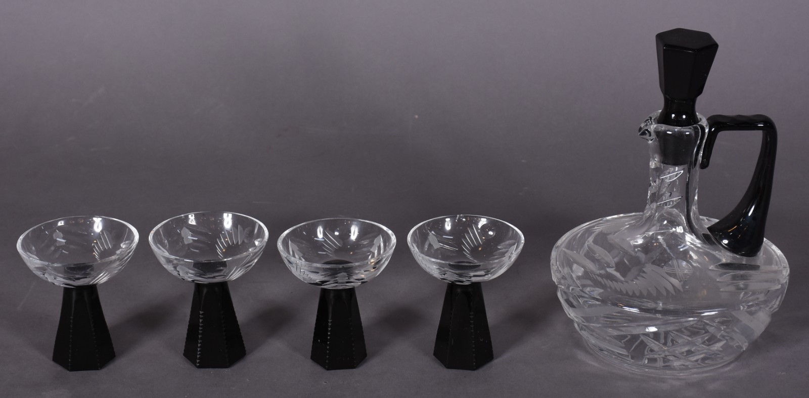Conjunto de licoreira de cristal lapidado com quatro cálices com... - foto 2 de 7