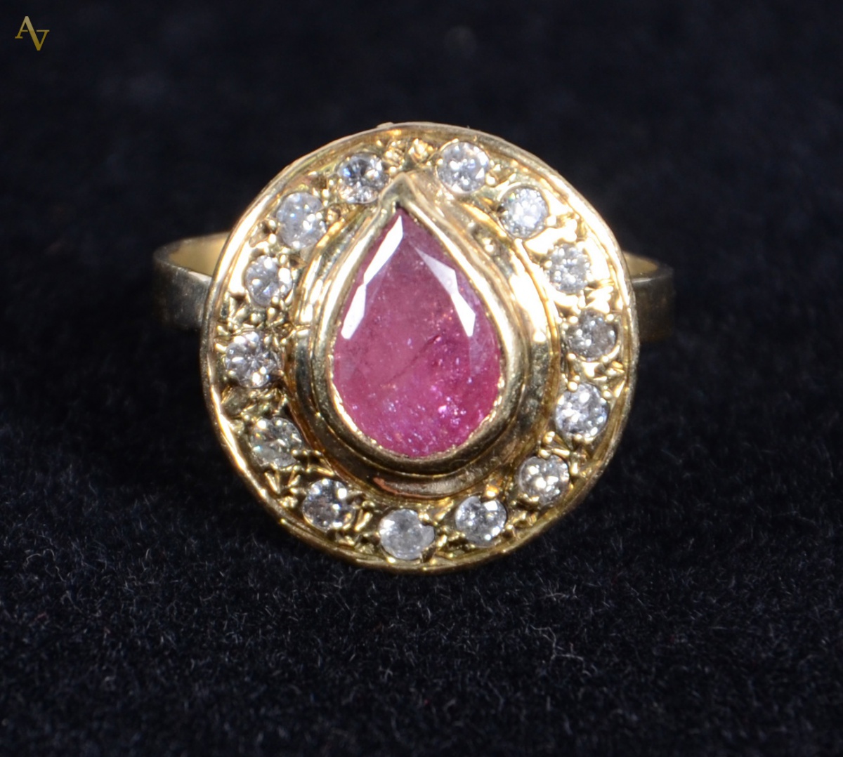 Anel de ouro 18 k com rubilete e 24 brihantes. Peso - 4,5 gr.