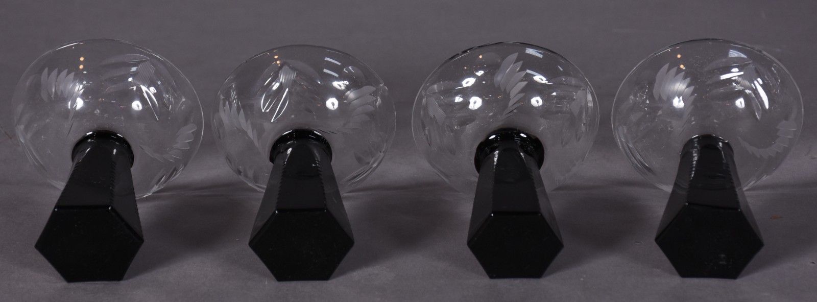 Conjunto de licoreira de cristal lapidado com quatro cálices com... - foto 3 de 7