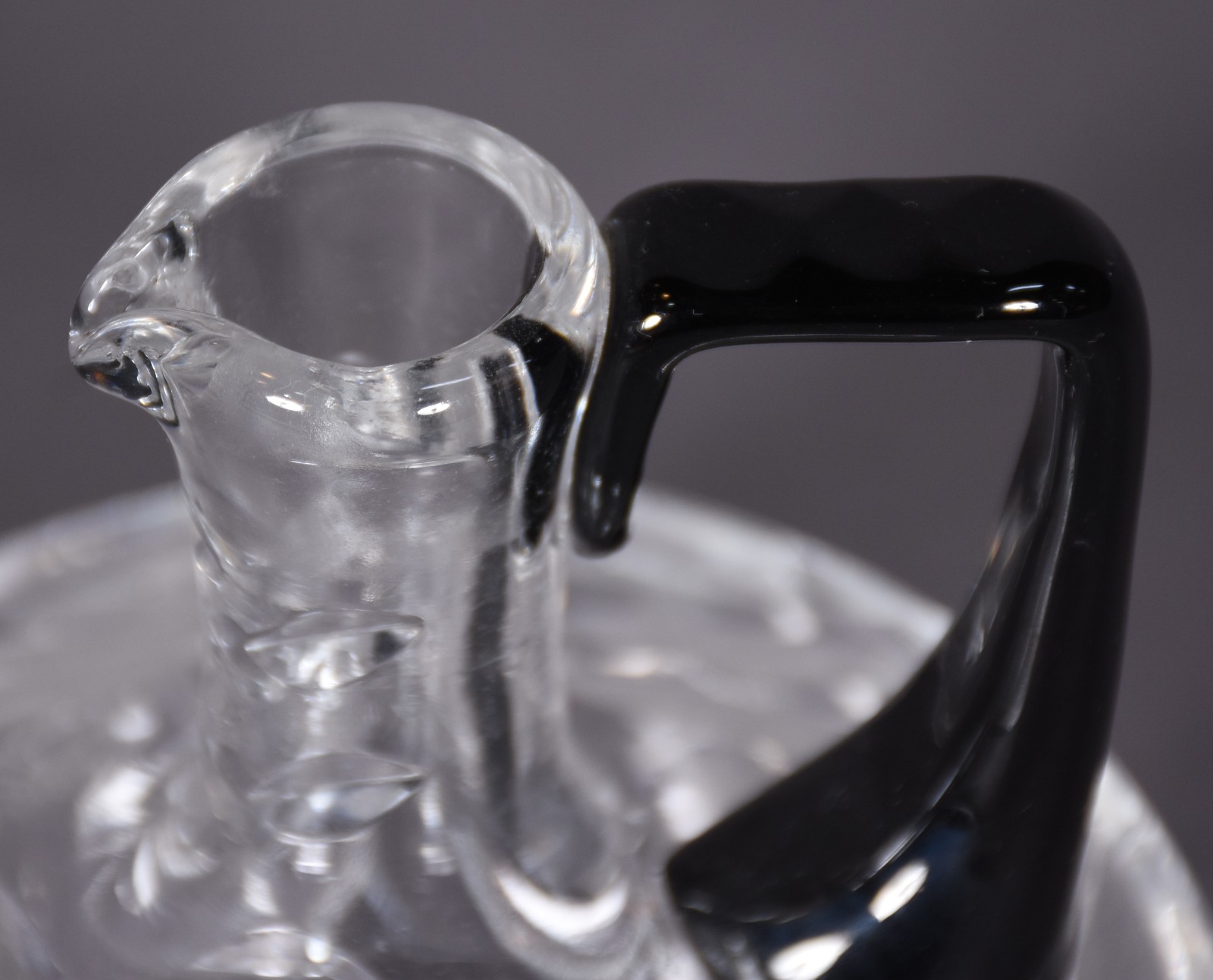 Conjunto de licoreira de cristal lapidado com quatro cálices com... - foto 6 de 7