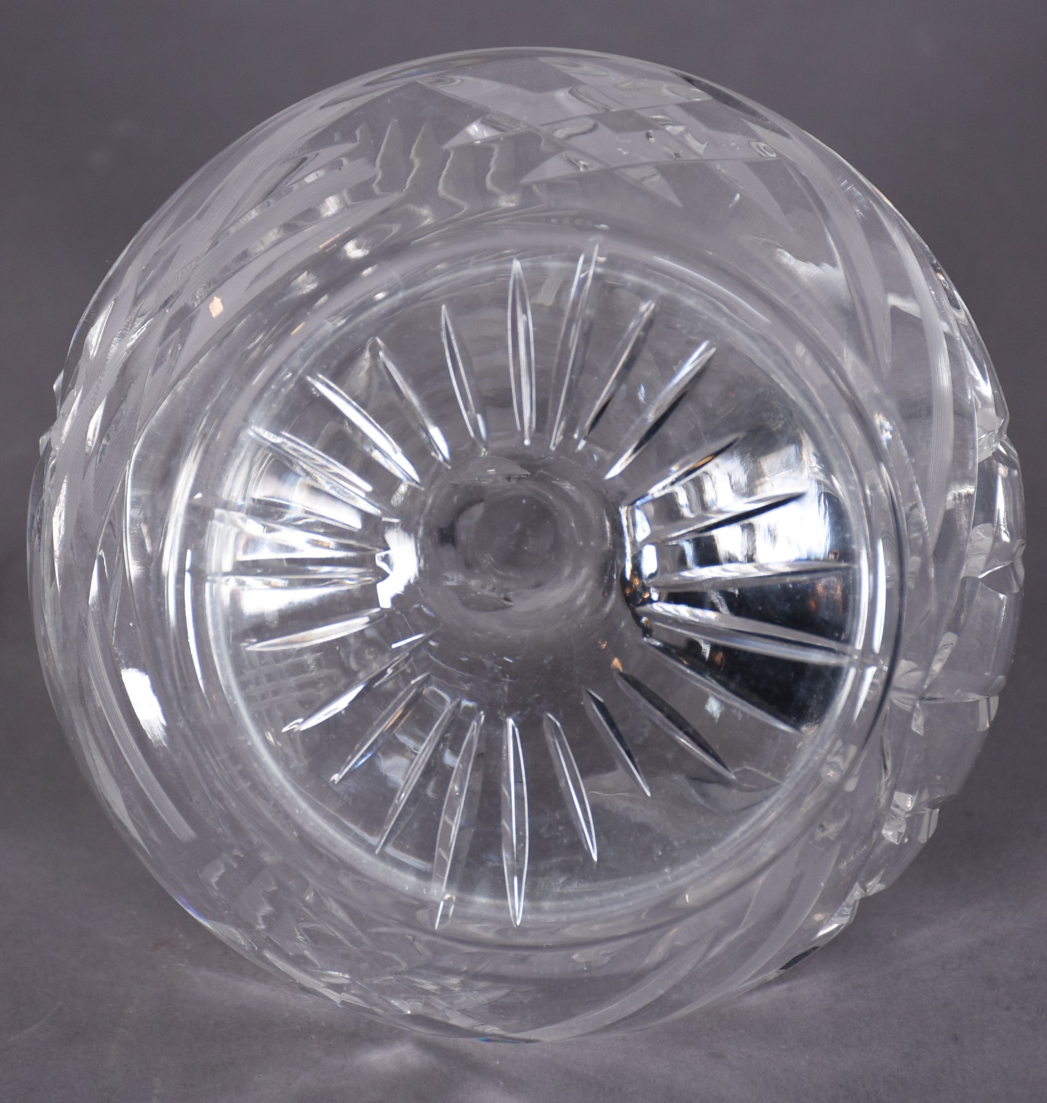 Conjunto de licoreira de cristal lapidado com quatro cálices com... - foto 7 de 7