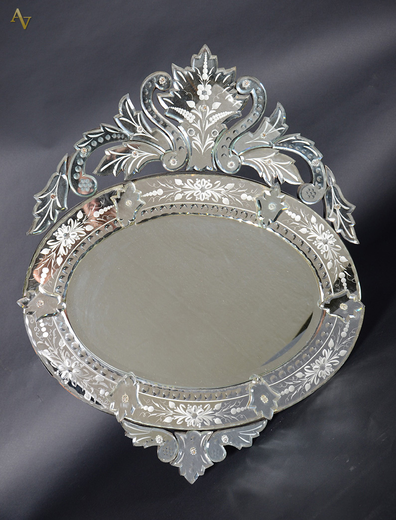 Espelho veneziano feitio oval, Itália, década de 60. Med. 93 x 72 cm.