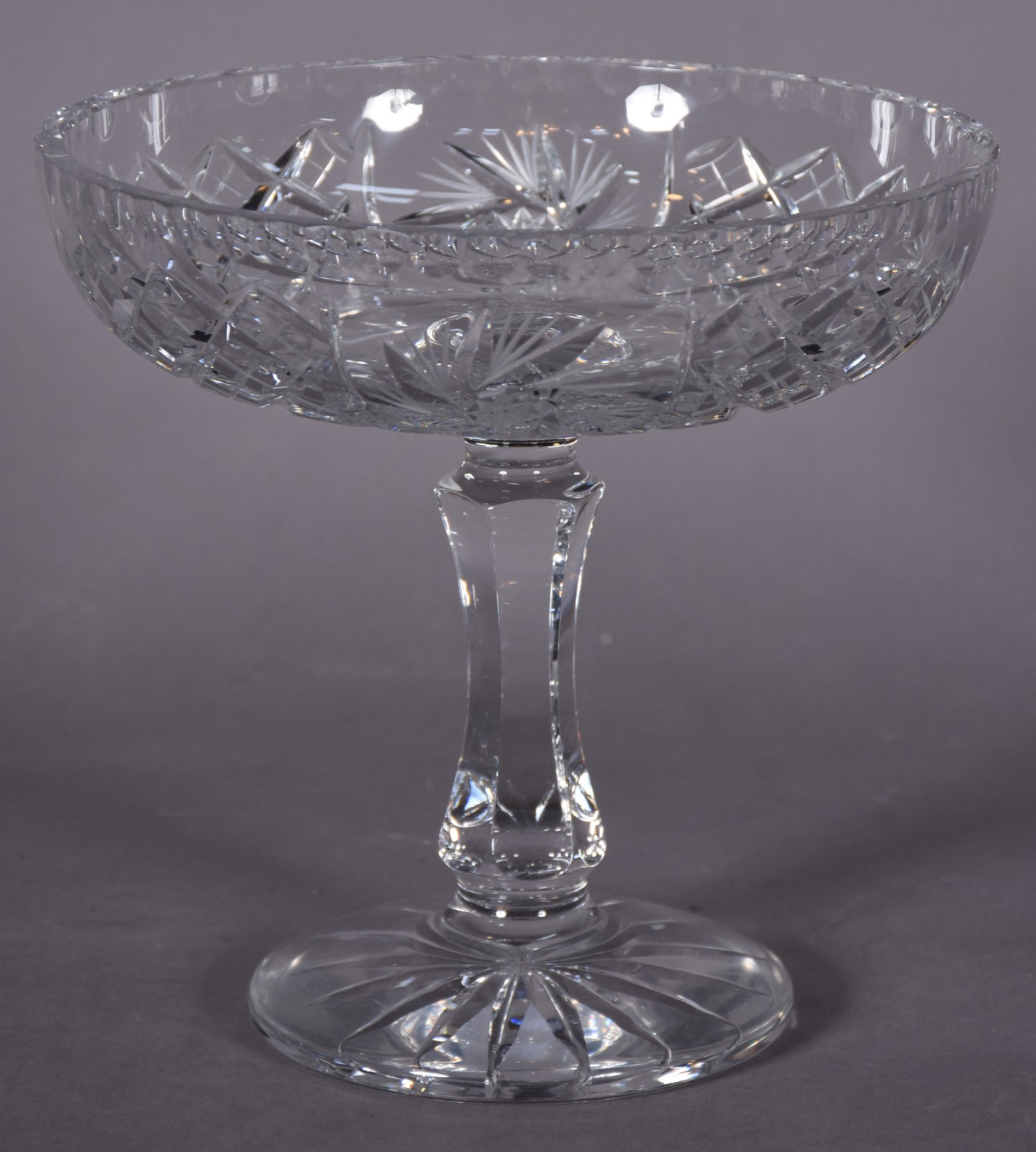 Fruteira de cristal lapidado, pé alto facetado. - foto 1 de 3