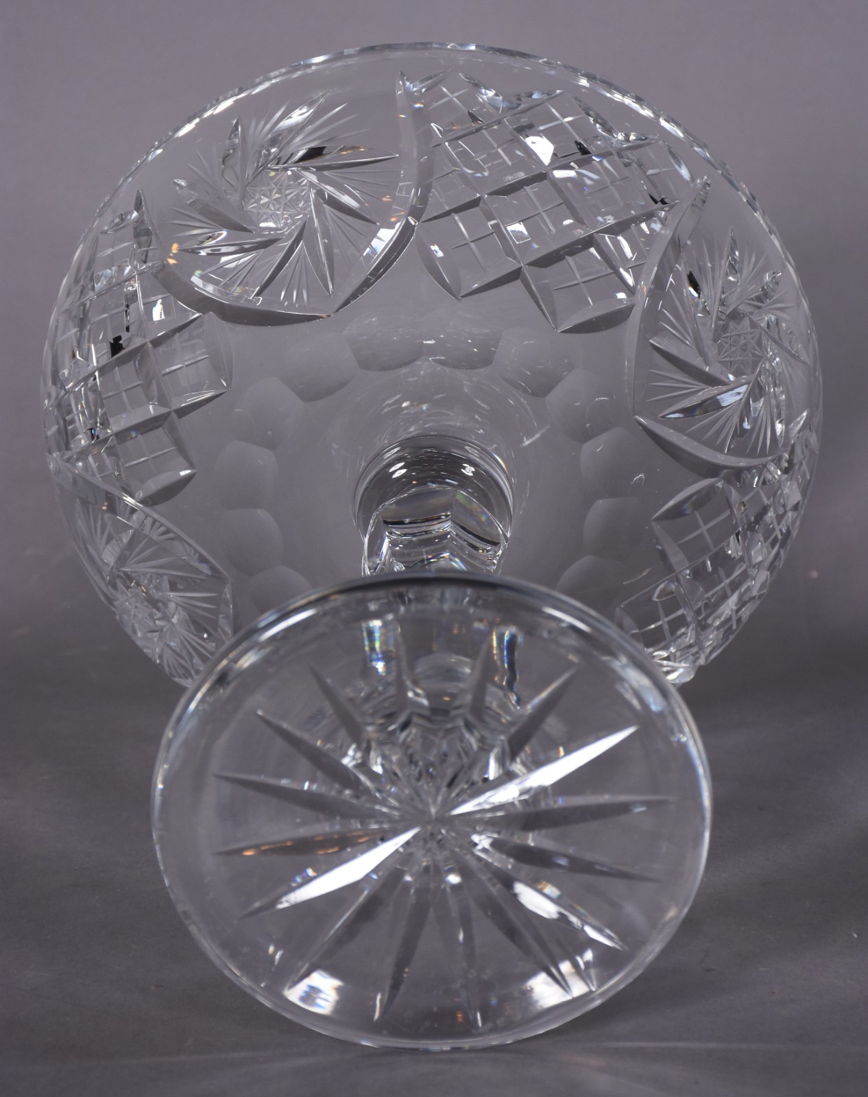 Fruteira de cristal lapidado, pé alto facetado. - foto 3 de 3