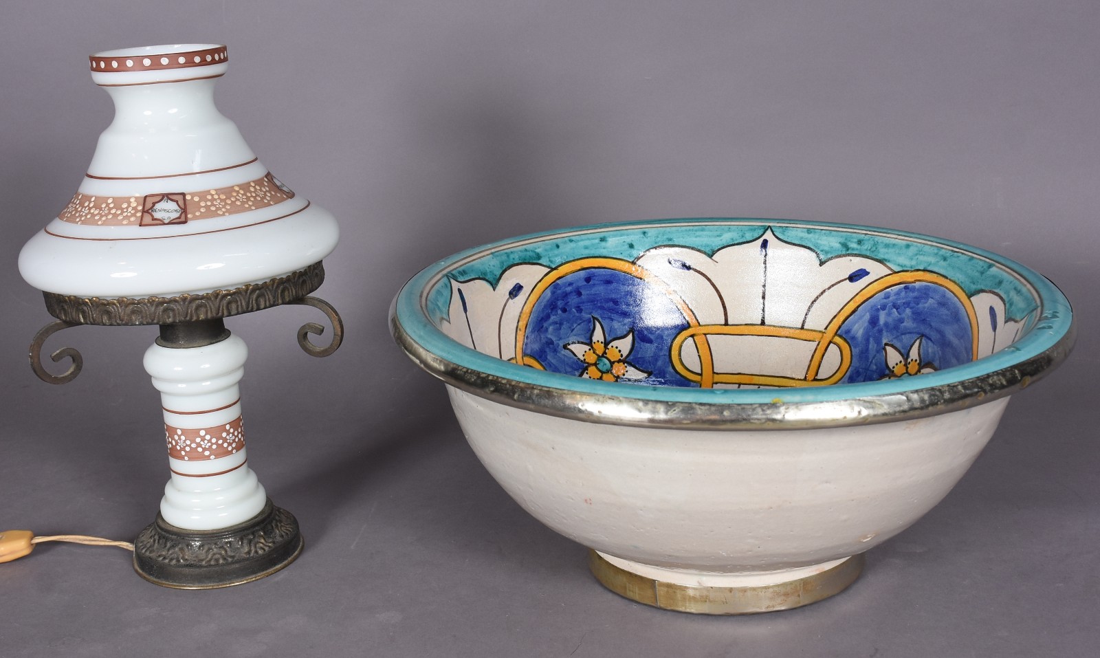 Duas peças, sendo bowl de cerâmica pintado á mão e abatjour de vidro... - foto 1 de 10