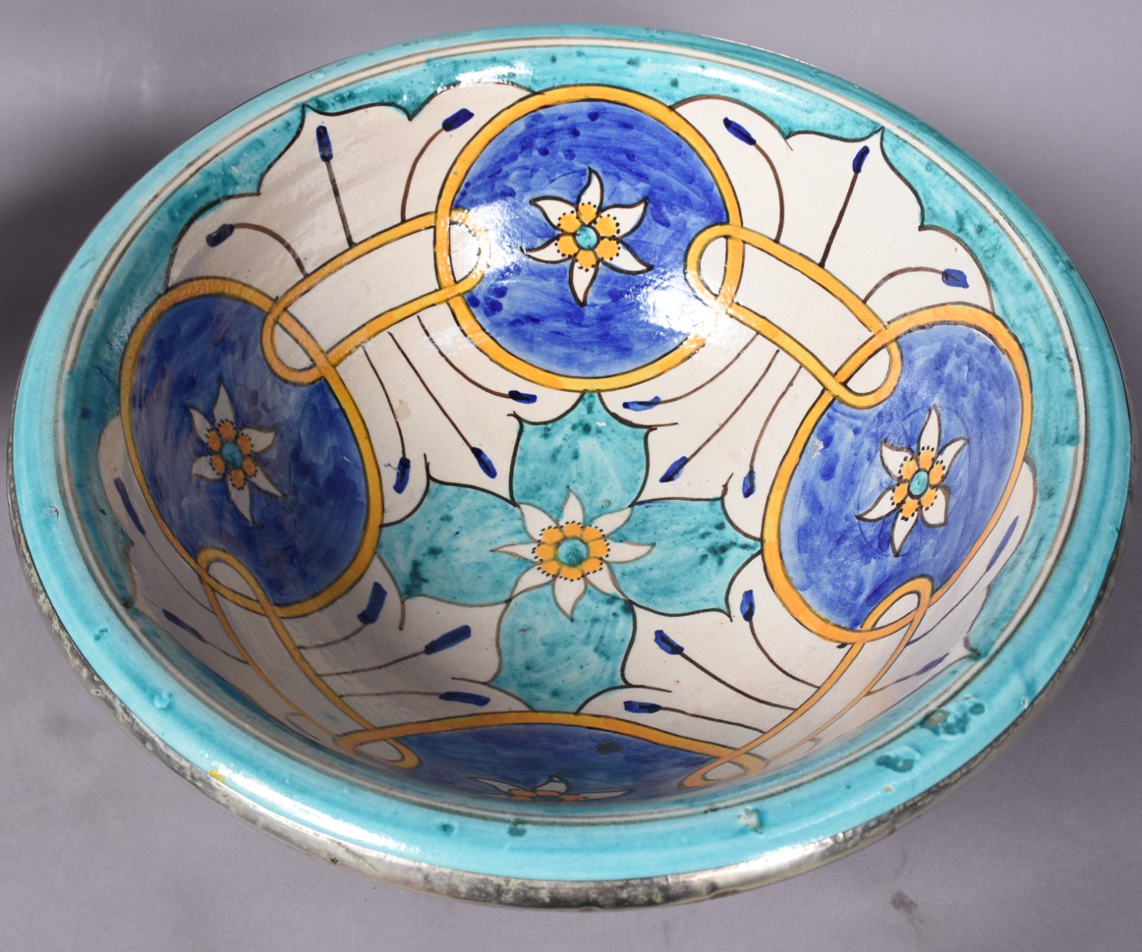 Duas peças, sendo bowl de cerâmica pintado á mão e abatjour de vidro... - foto 9 de 10