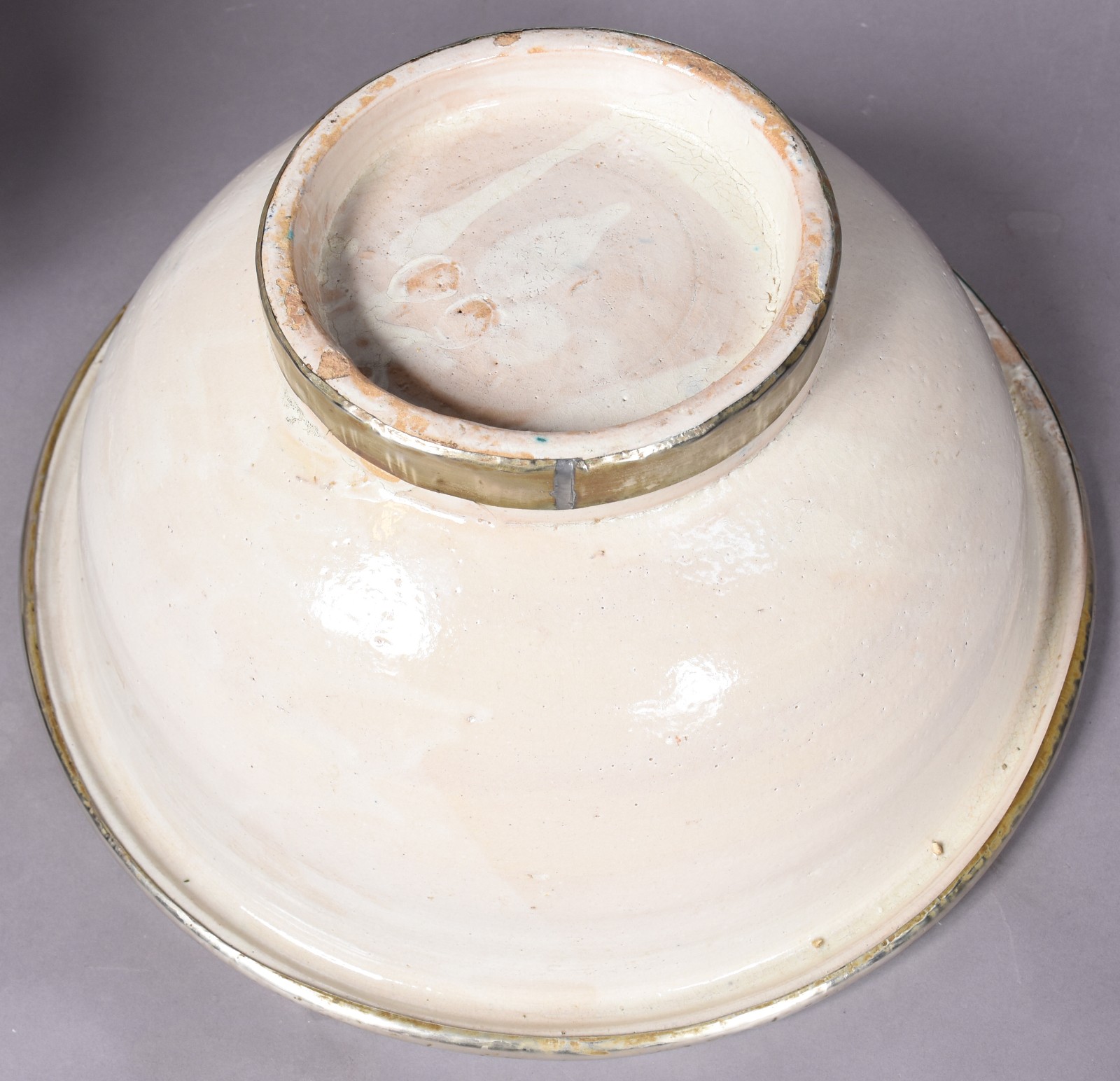 Duas peças, sendo bowl de cerâmica pintado á mão e abatjour de vidro... - foto 10 de 10