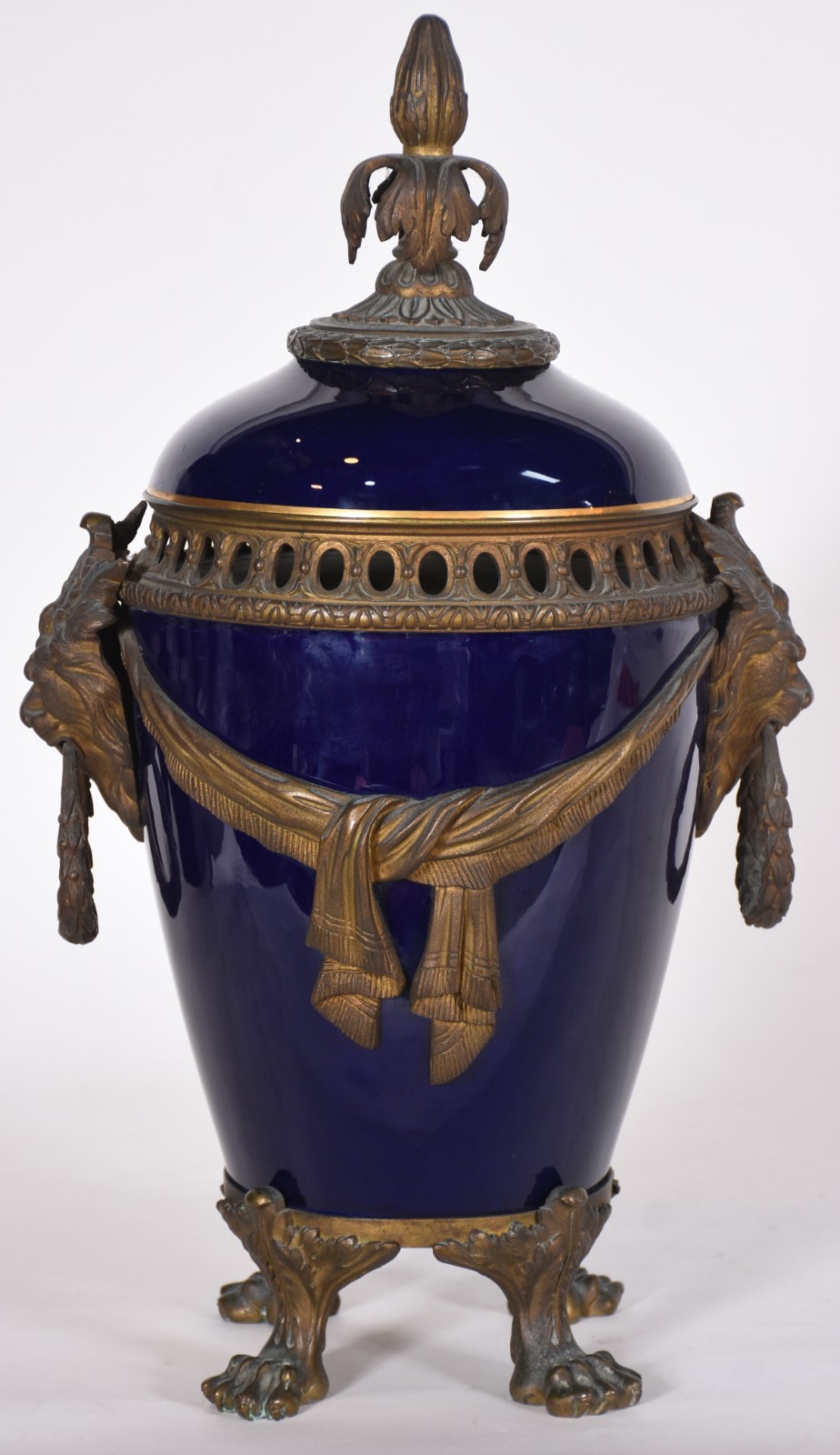 Grande ânfora de porcelana francesa de Sèvres na cor azul cobalto com... - foto 1 de 9