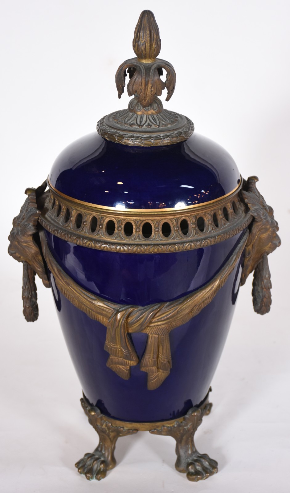 Grande ânfora de porcelana francesa de Sèvres na cor azul cobalto com... - foto 2 de 9