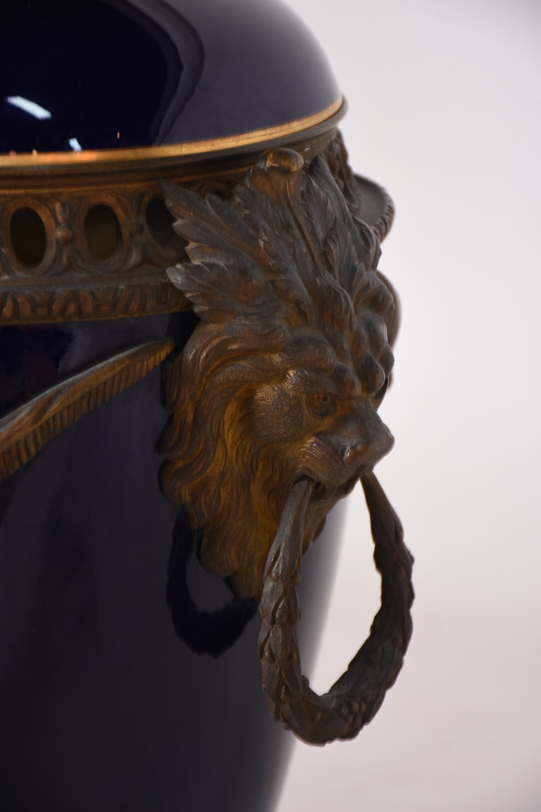 Grande ânfora de porcelana francesa de Sèvres na cor azul cobalto com... - foto 4 de 9