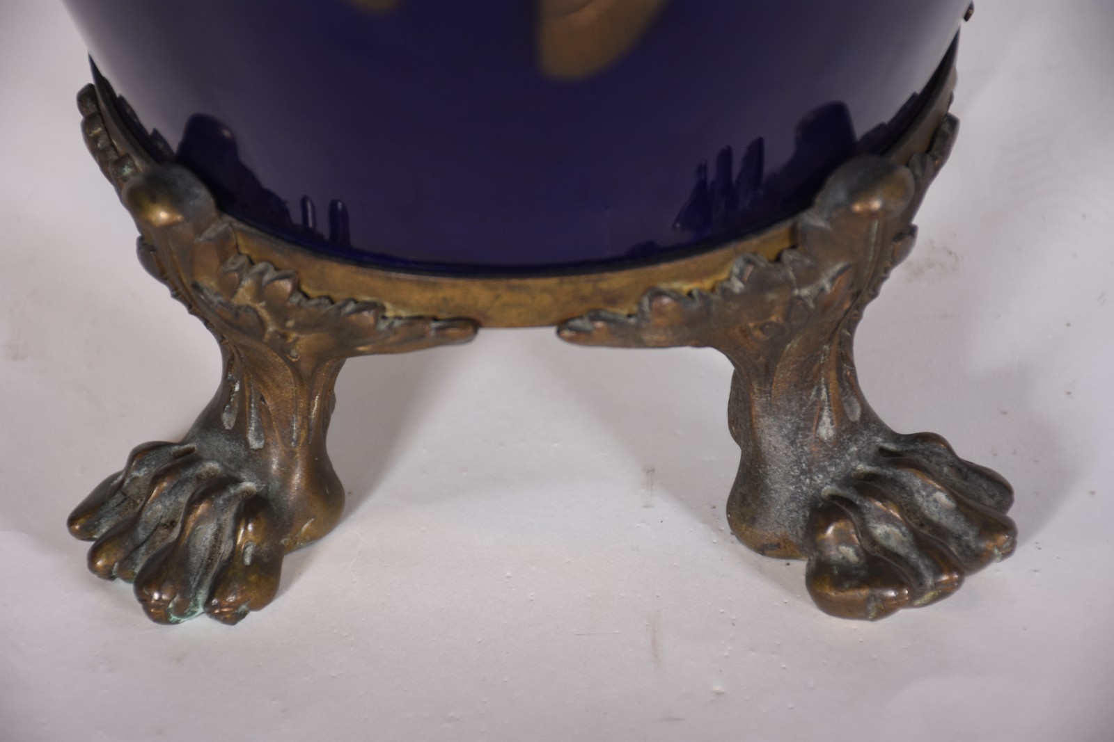 Grande ânfora de porcelana francesa de Sèvres na cor azul cobalto com... - foto 5 de 9