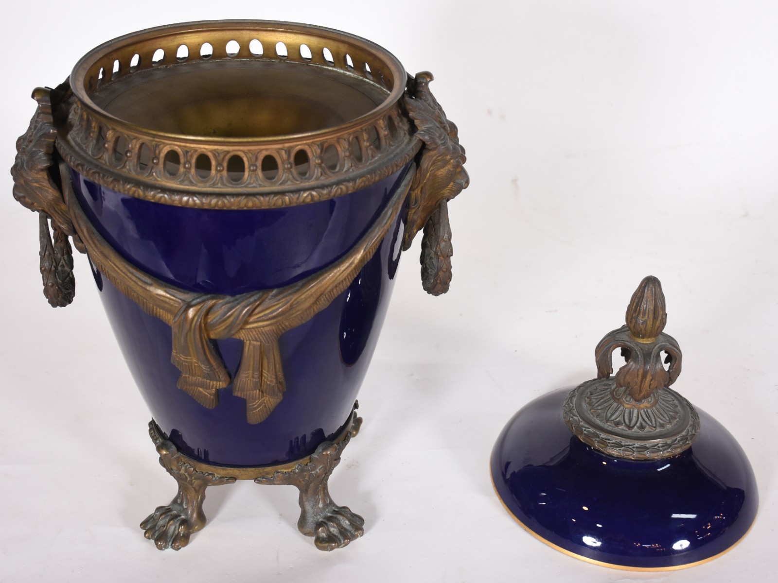 Grande ânfora de porcelana francesa de Sèvres na cor azul cobalto com... - foto 6 de 9