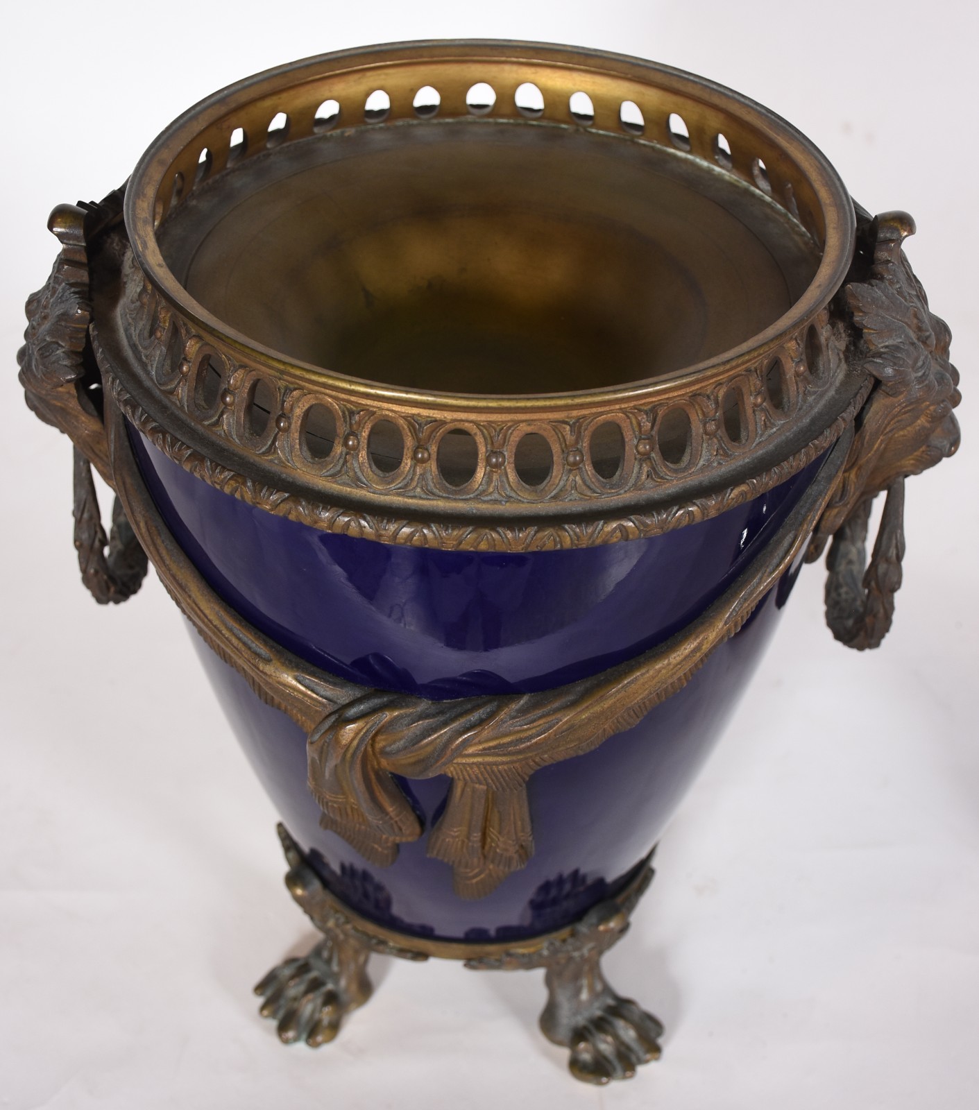 Grande ânfora de porcelana francesa de Sèvres na cor azul cobalto com... - foto 8 de 9