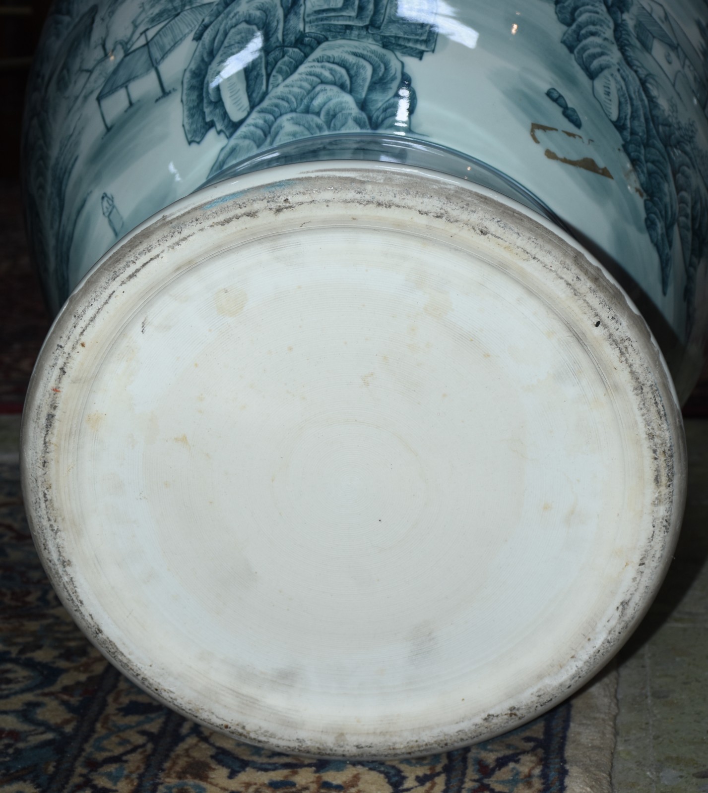 Grande vaso de porcelana oriental decorado com paisagens em tons de... - foto 6 de 6