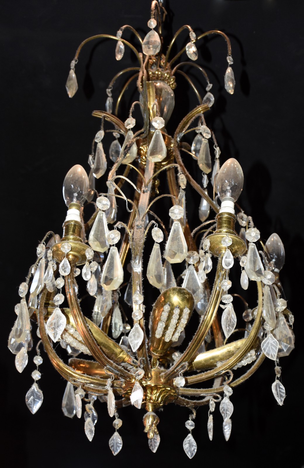 Lustre com estrutura de metal dourado e pingentes de cristal... - foto 1 de 2