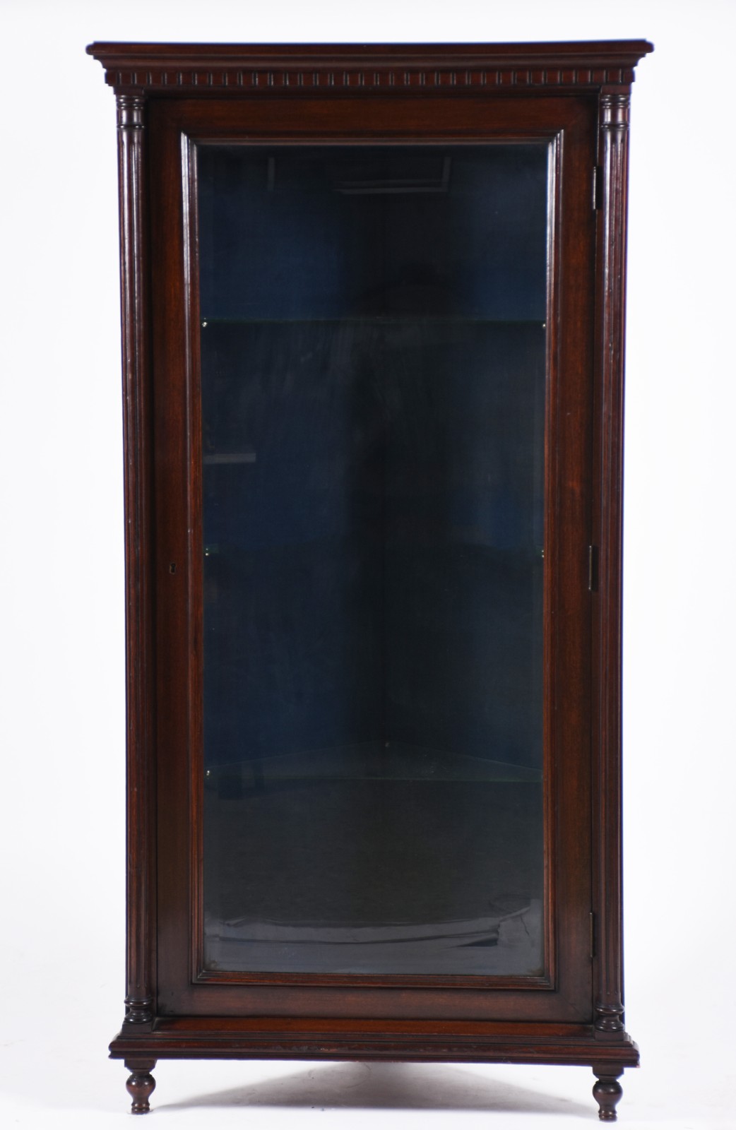 Vitrine de canto de madeira nobre com forração interna na cor azul e... - foto 2 de 6