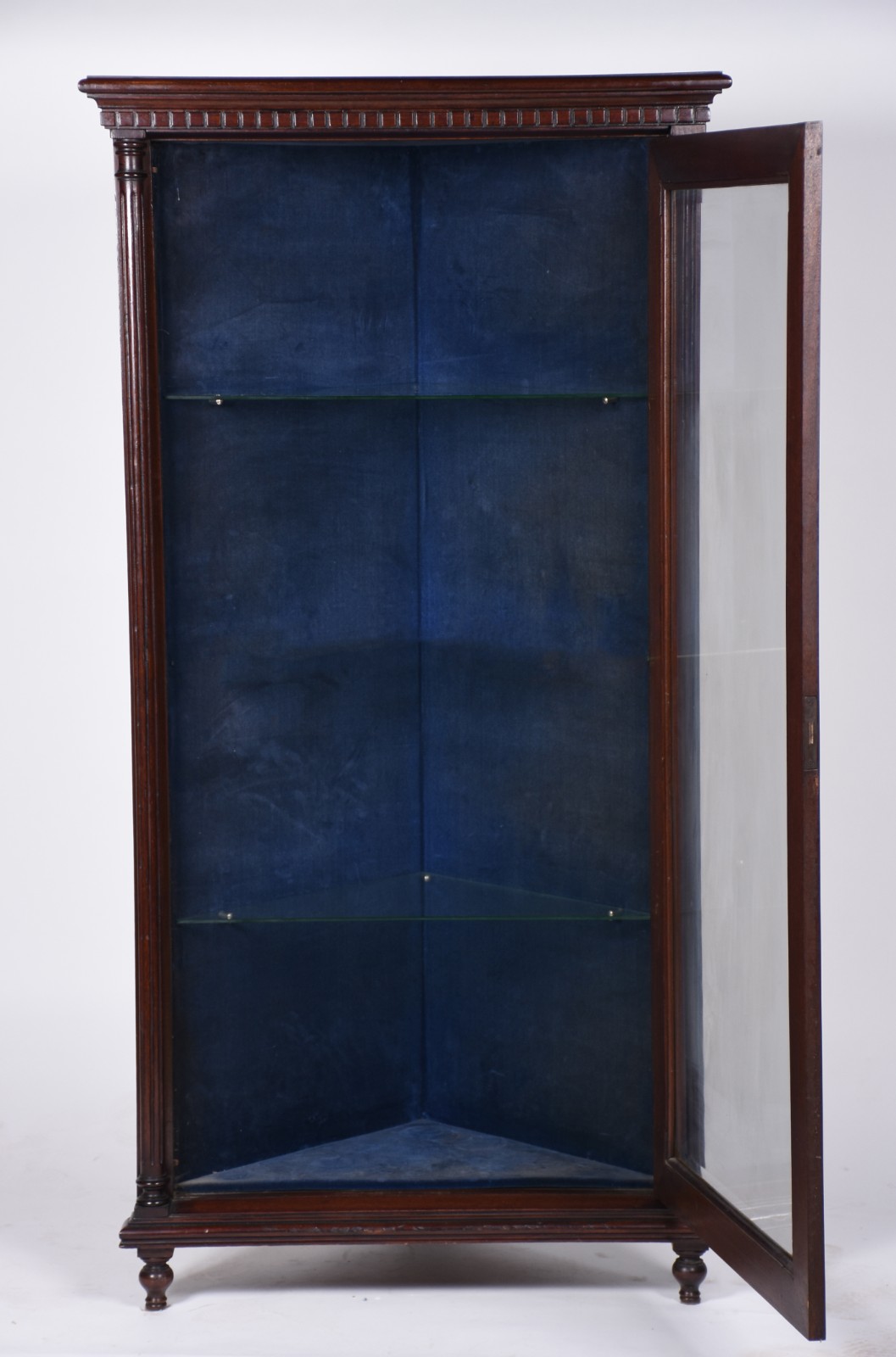 Vitrine de canto de madeira nobre com forração interna na cor azul e... - foto 3 de 6
