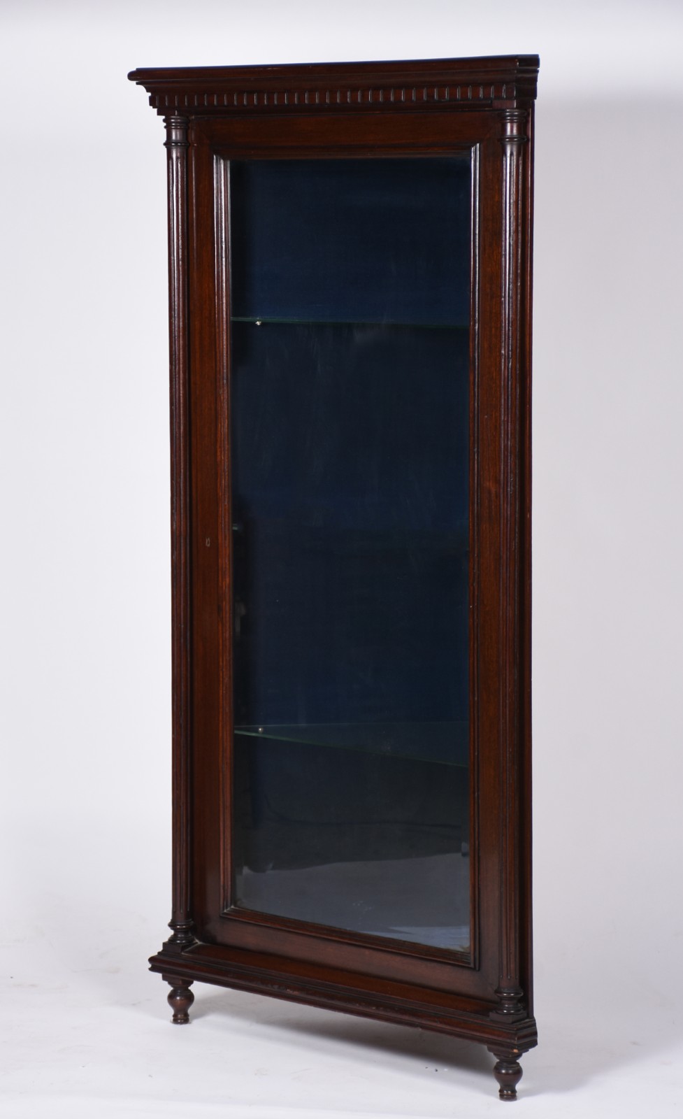Vitrine de canto de madeira nobre com forração interna na cor azul e... - foto 1 de 6