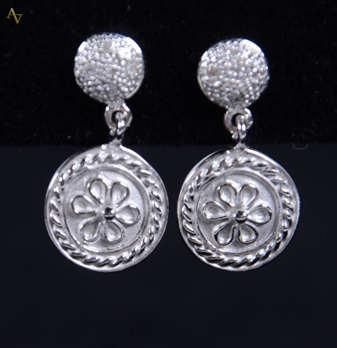 Brincos de ouro 18 k com brilhantes. Peso: 3,8 gr.