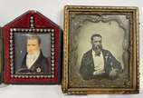 Três miniaturas, sendo 2 porta retratos represe... - Três miniaturas, sendo 2 porta retratos representando figuras da nobreza. Um deles em forma de pendente com moldura de prata com minas novas, no...