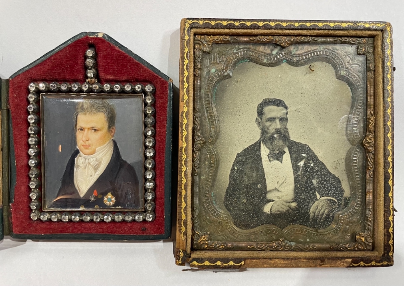 Três miniaturas, sendo 2 porta retratos representando figuras da... - foto 1 de 10