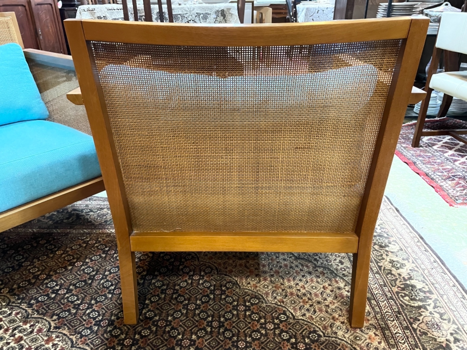 Par de cadeiras com braços de madeira nobre, designer moderno com... - foto 3 de 5