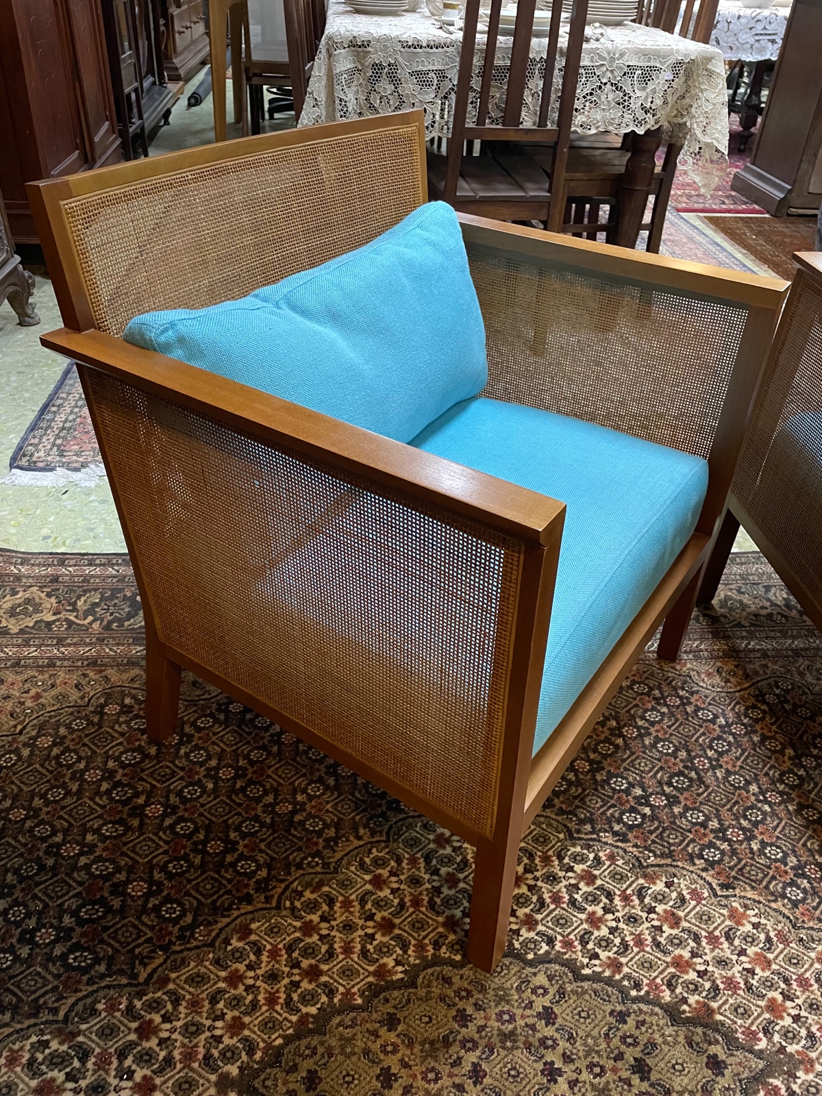 Par de cadeiras com braços de madeira nobre, designer moderno com... - foto 4 de 5
