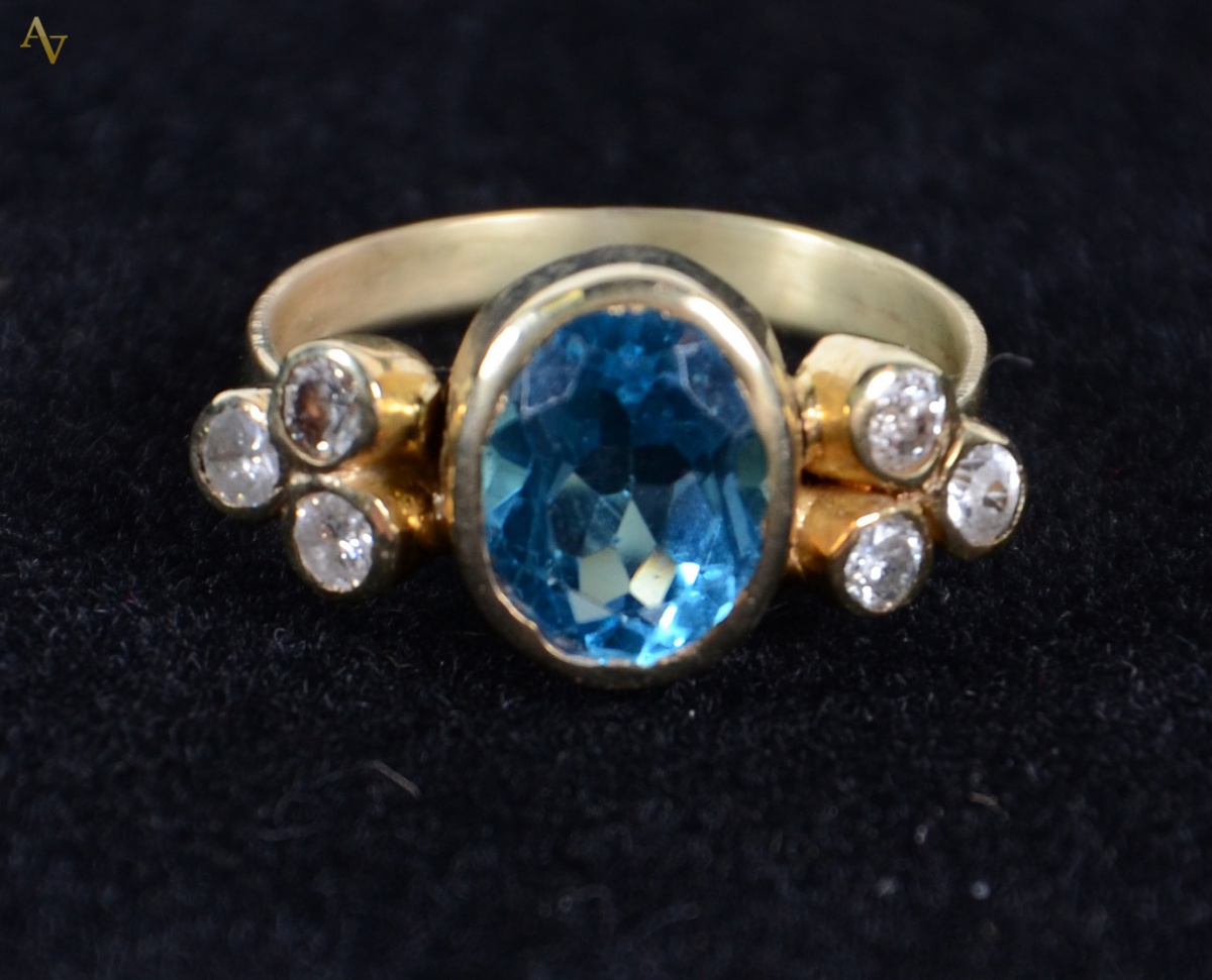 Anel de ouro 18 k com 1 tanzanita e 6 brilhantes. Peso - 4,2 gr.