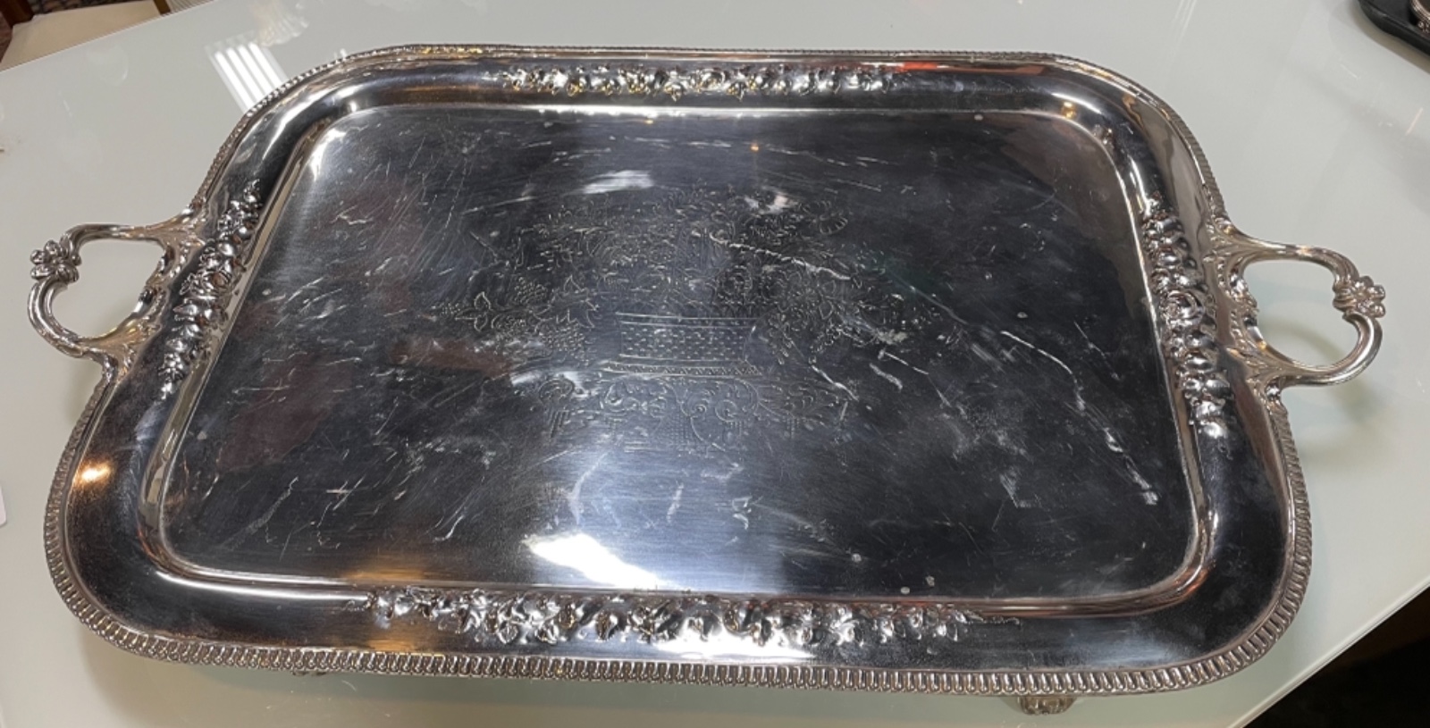 Grande bandeja expositora de metal prateado com alças laterais, fundo... - foto 1 de 8