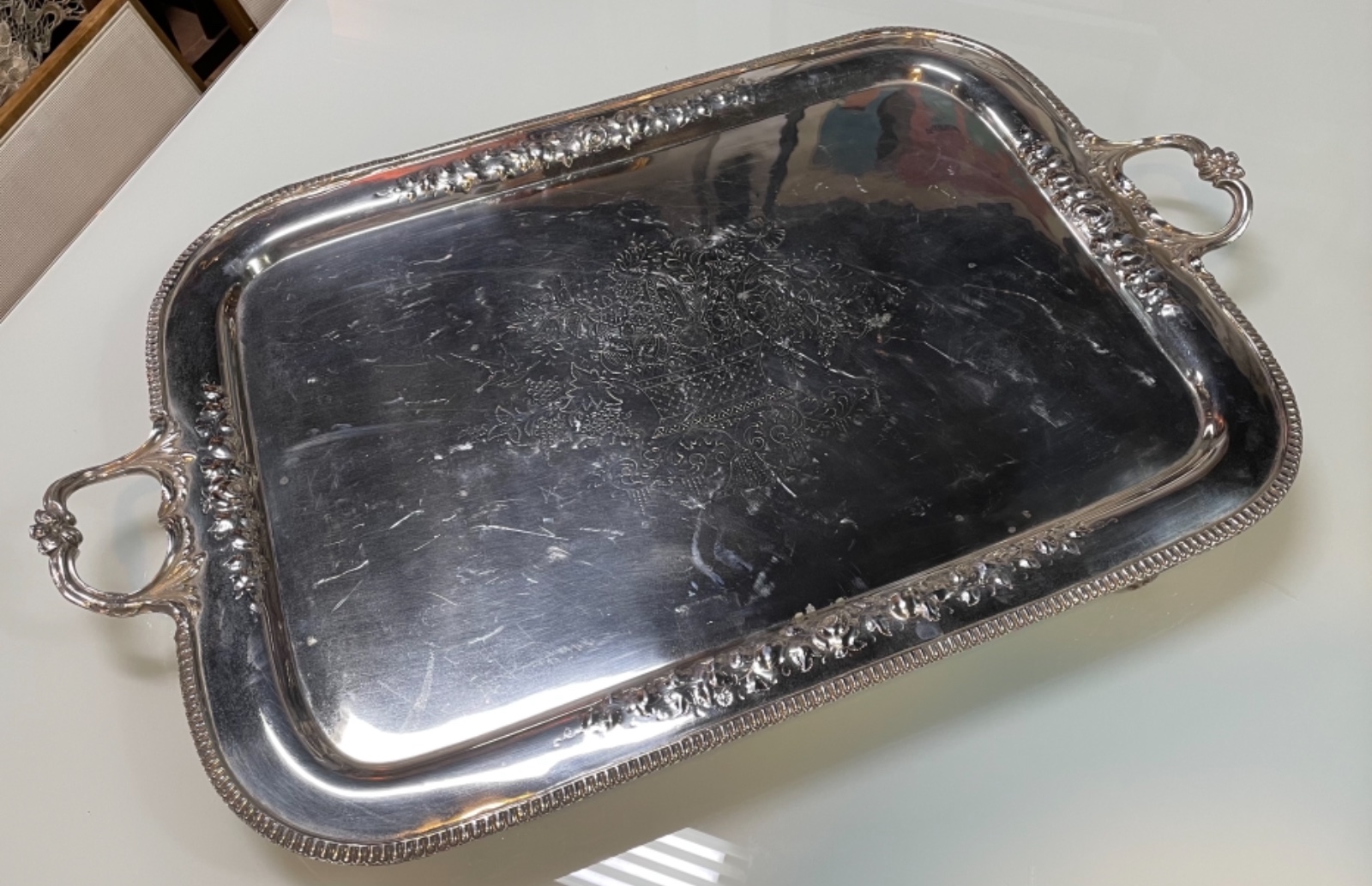 Grande bandeja expositora de metal prateado com alças laterais, fundo... - foto 7 de 8