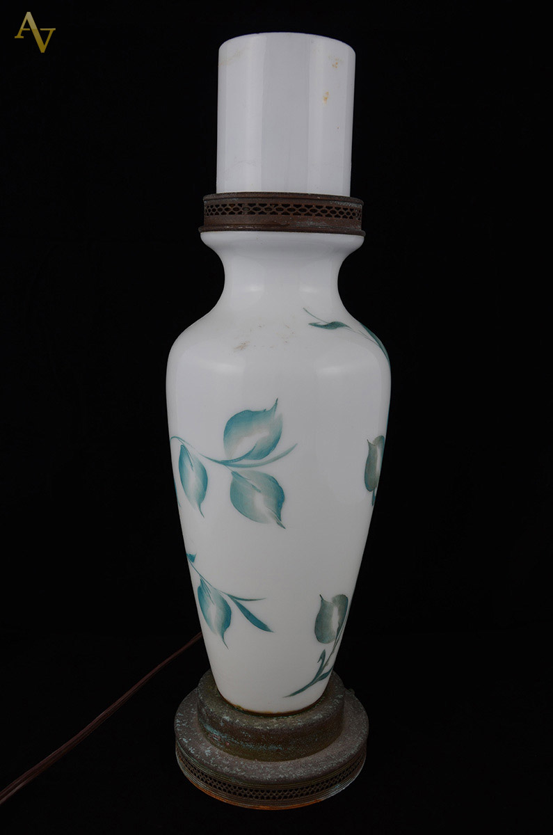 Abatjour de opalina com detalhes florais. Alt. 52 cm.