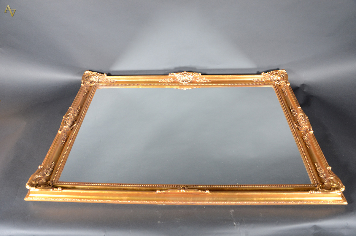 Antigo espelho de cristal com moldura trabalhada em dourado. Med...