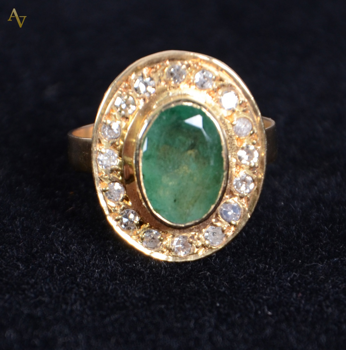 Anel de ouro 18 k com 18 esmeraldas e 16 brilhantes. Peso - 4,5 gr.