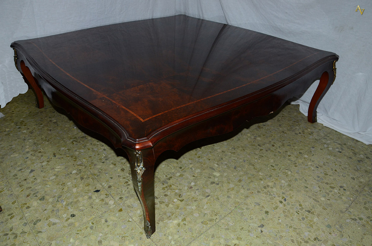 Mesa de centro de madeira filetada, saia recortada com aplicações de...