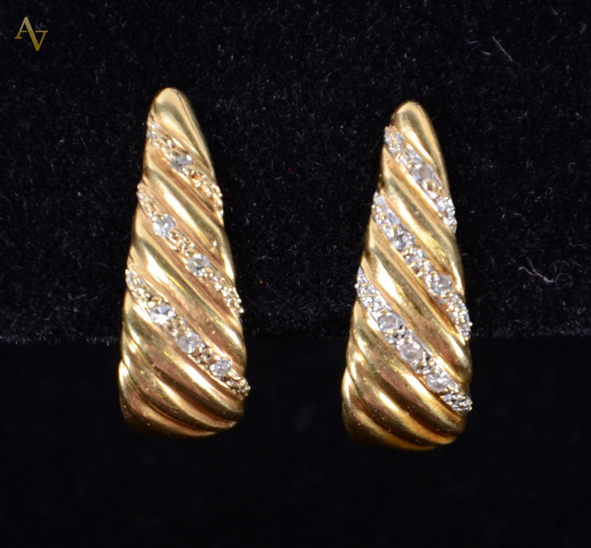 Par de brincos de ouro 18 k com brilhantes. Peso: 4.1 gr.
