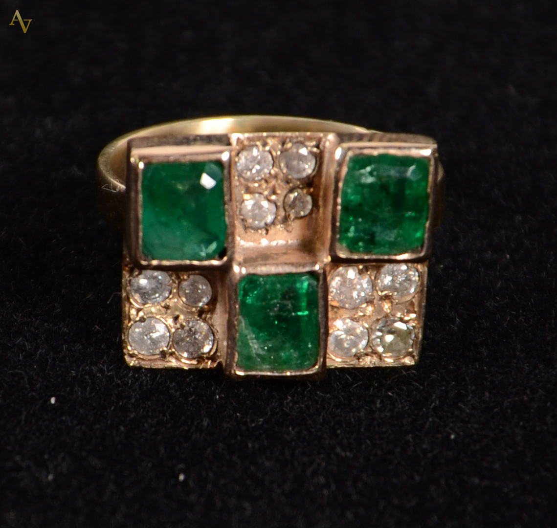 Anel de ouro 18 k com 3 esmeraldas e 12 brilhantes. Peso - 4.8 gr.