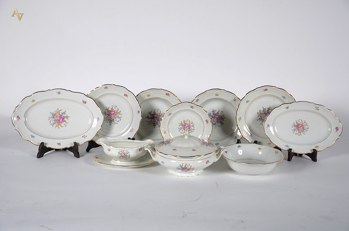 Aparelho de jantar de porcelana tcheca na cor bege com flores em...