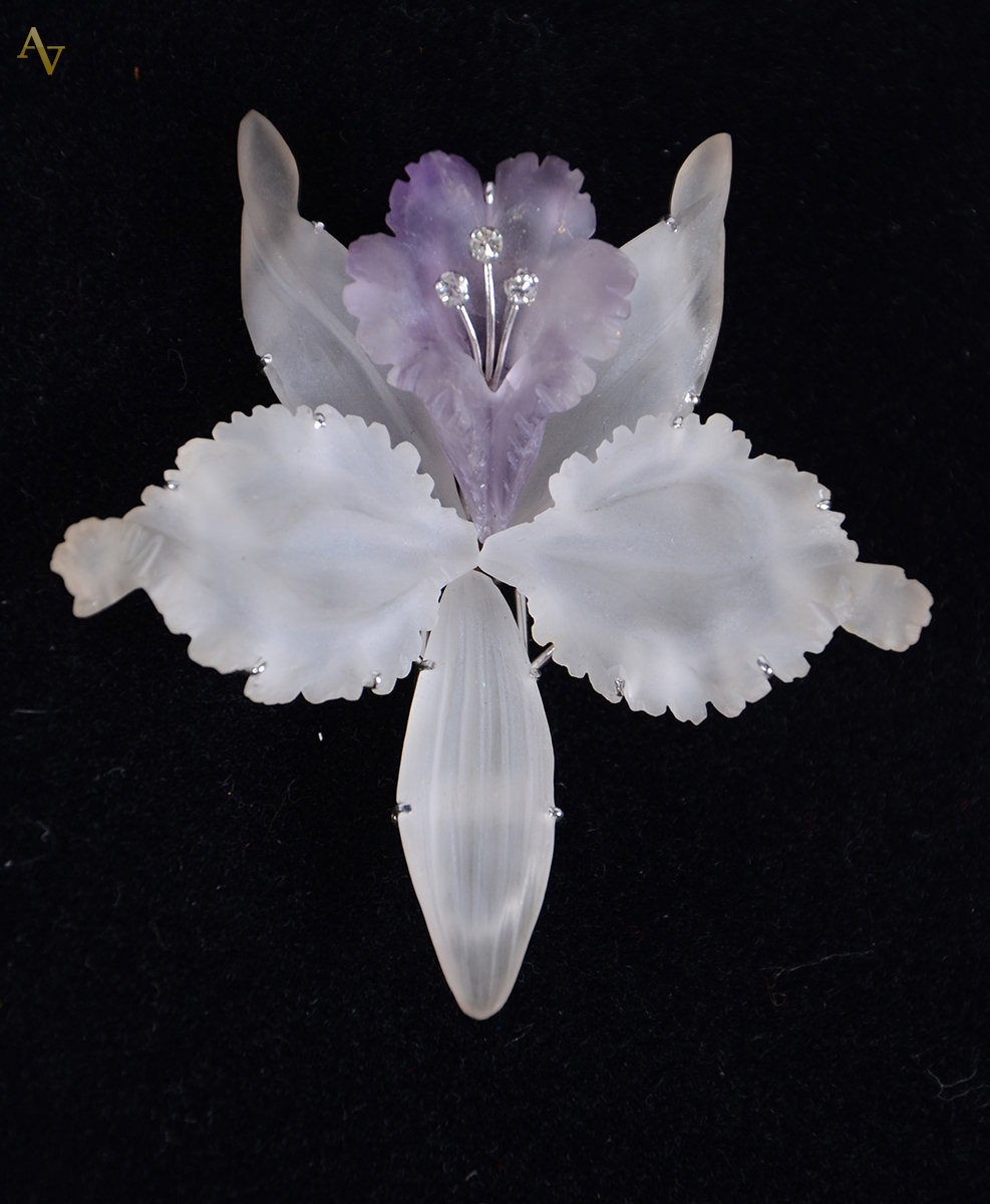 Broche cristal de rocha e ouro branco.