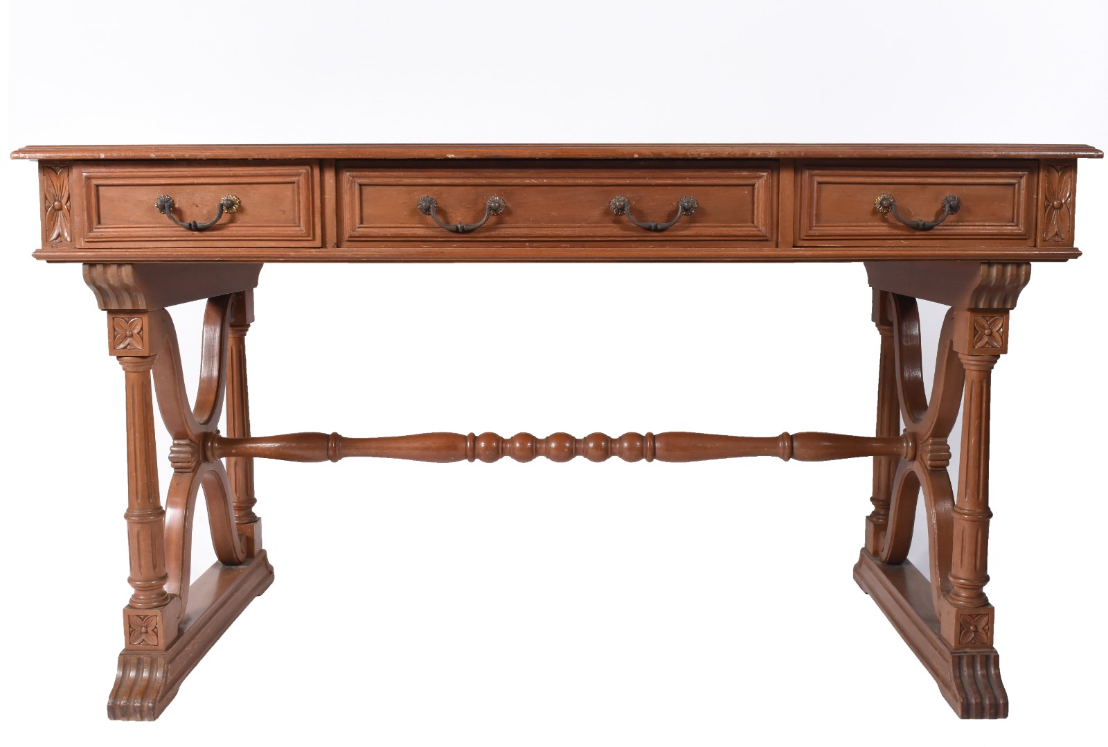 Mesa de escritório de madeira nobre com 3 gavetas, puxadores de... - foto 2 de 11