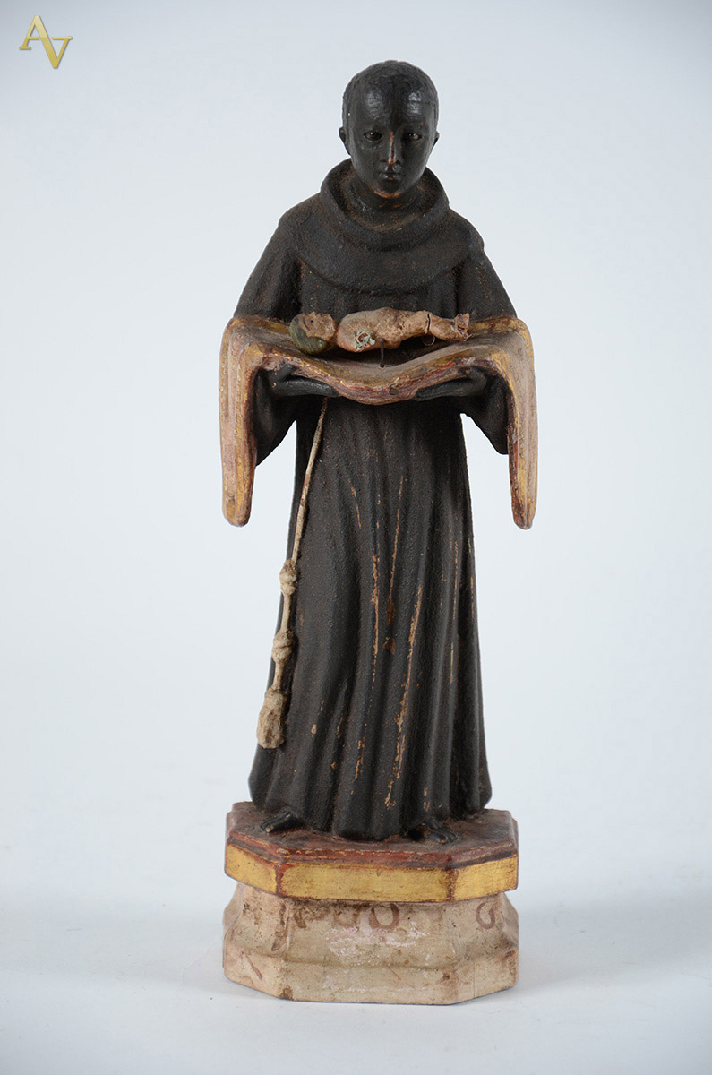 SÃO BENEDITO - Antiga imagem de madeira policromada. Alt. 31 cm.