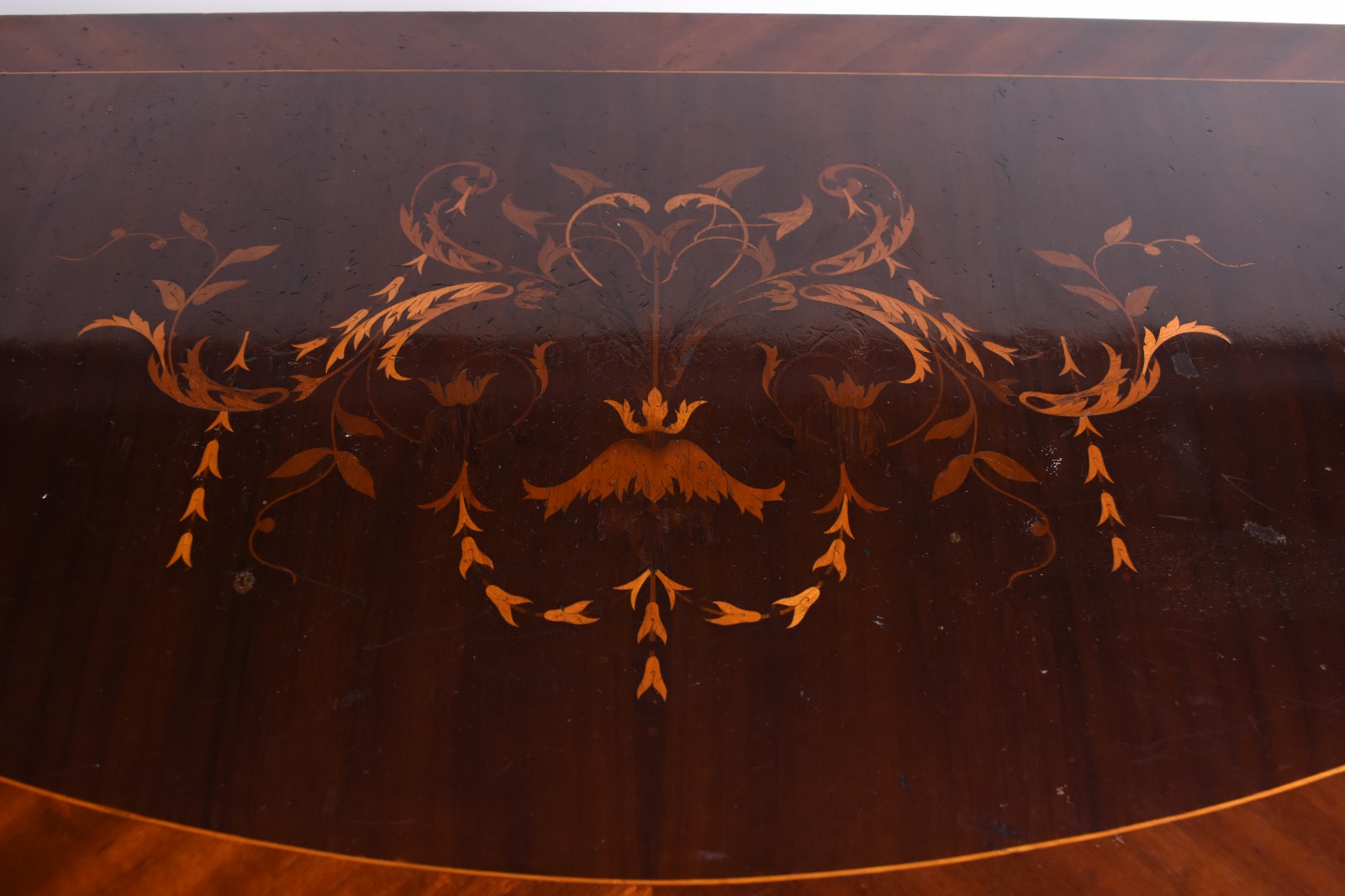 Cômoda de madeira nobre com trabalhos em marqueterie, feitio bombé... - foto 8 de 9