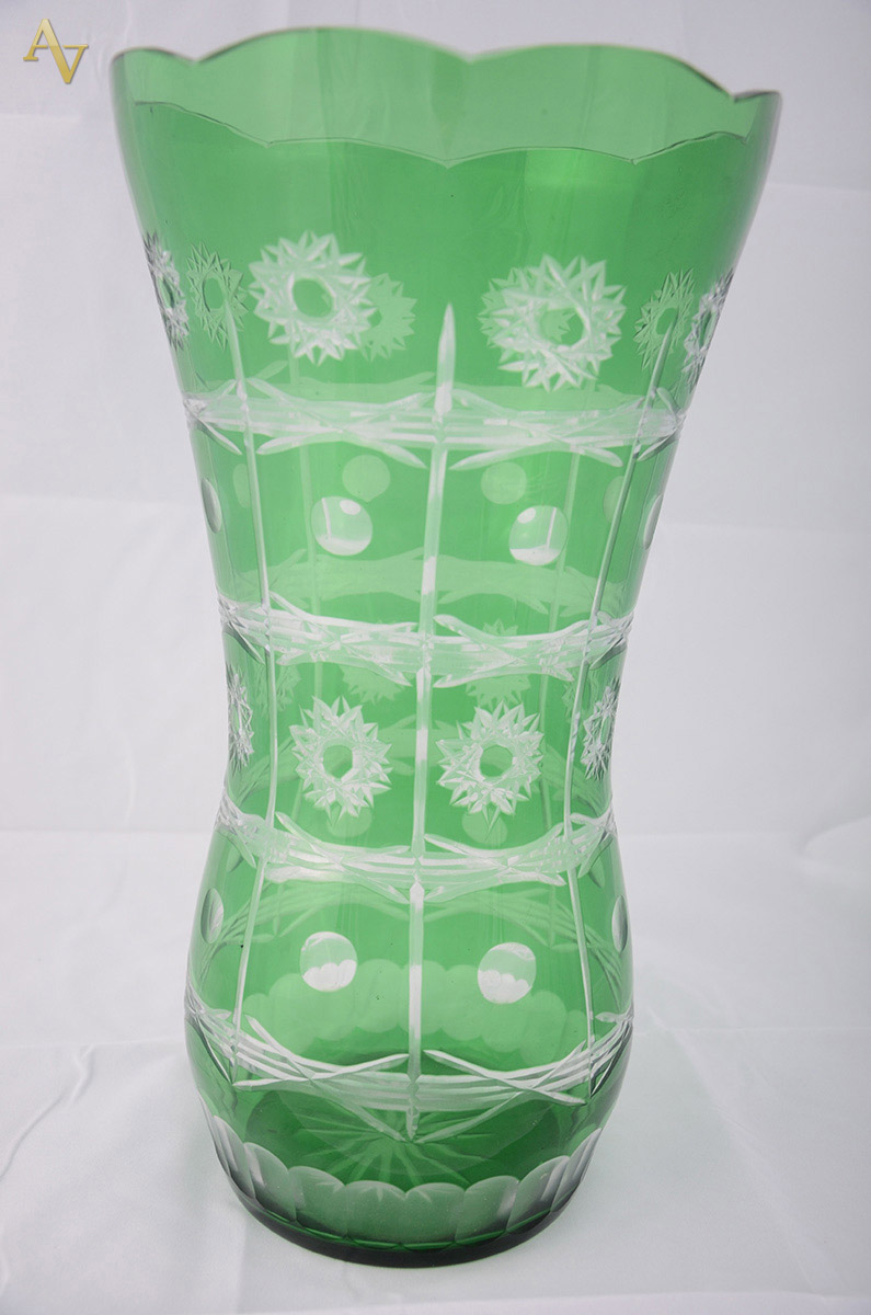 Vaso de cristal double lapidado na cor verde. Diam. 21 cm - alt. 40...
