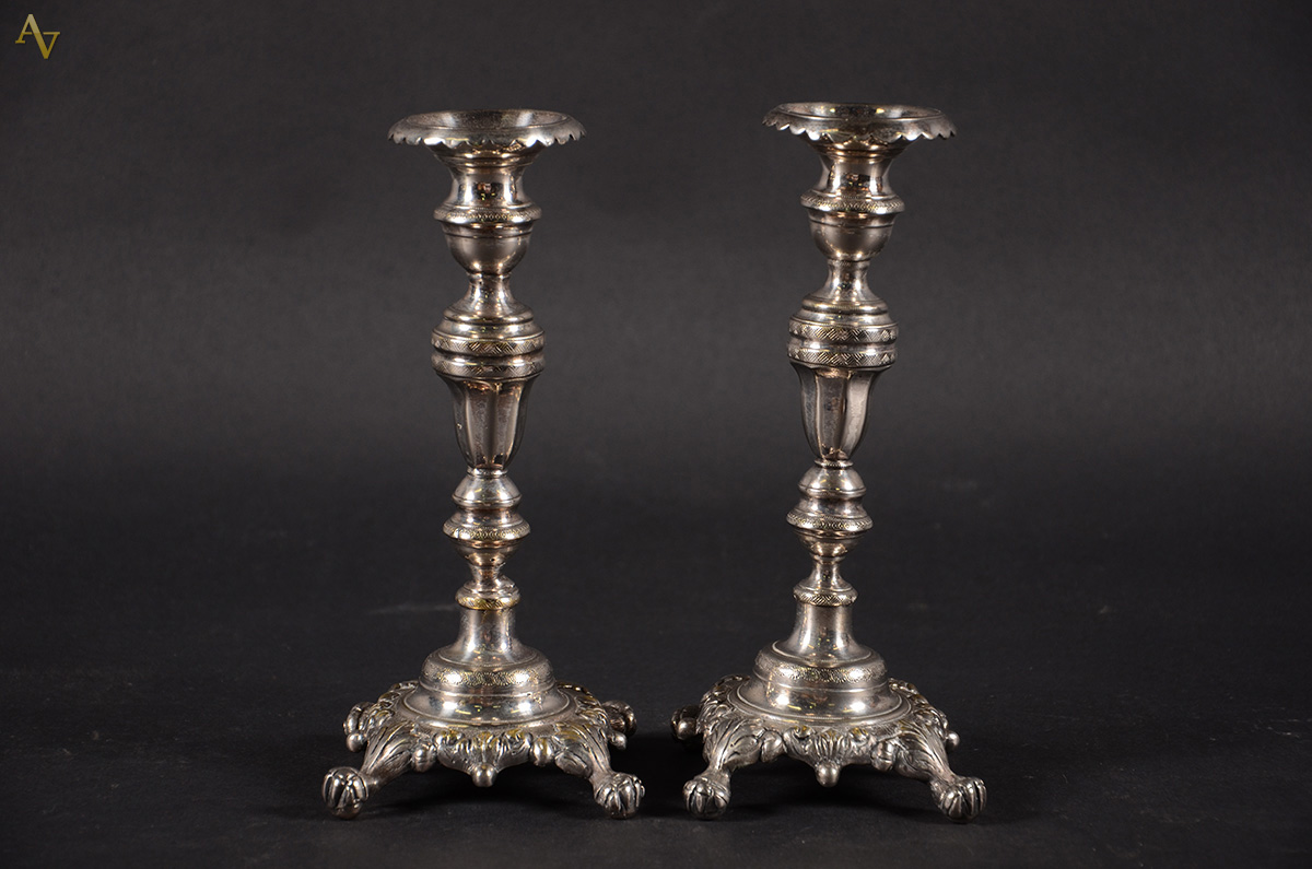 Par de castiçais de metal prateado, alt. 22 cm.