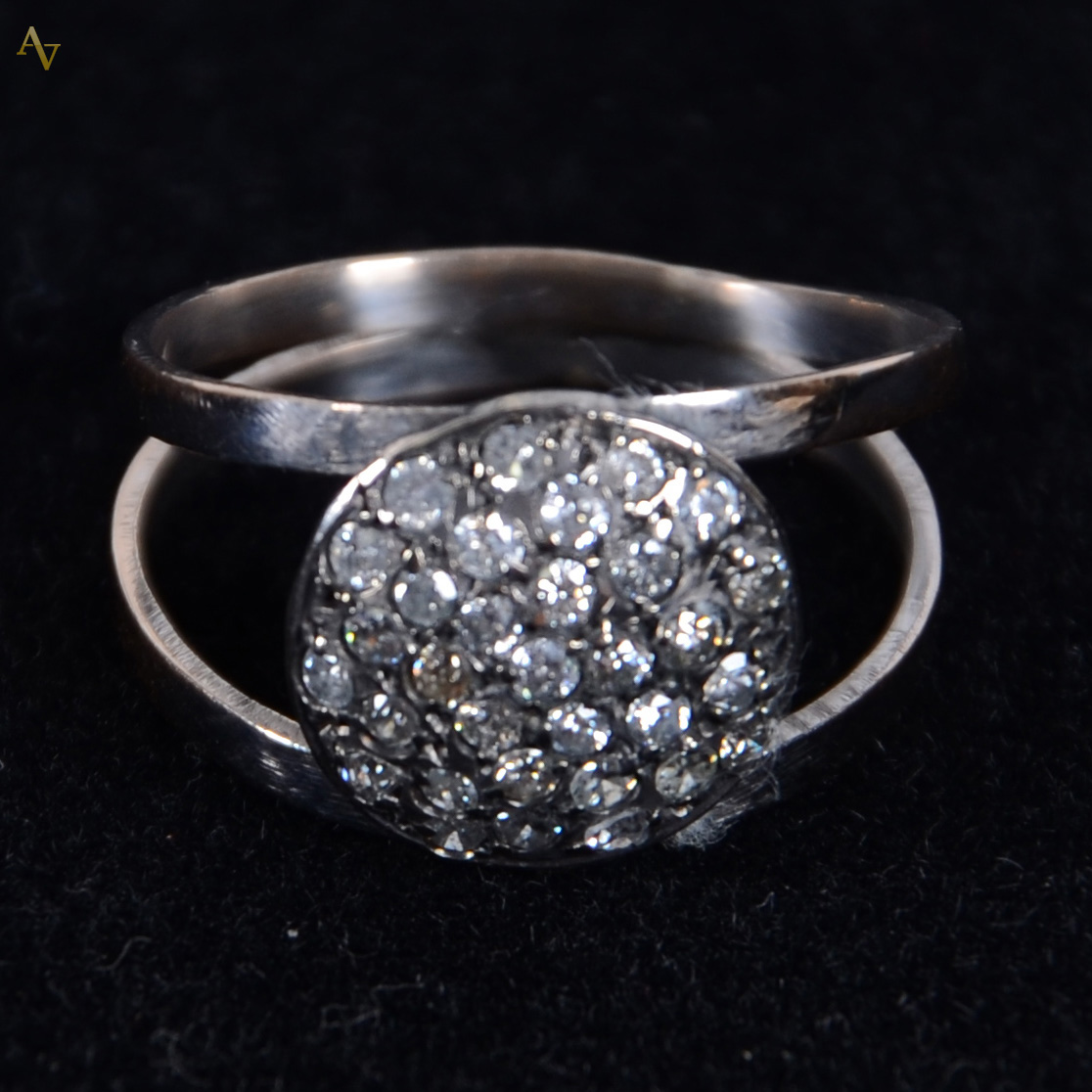 Anel de ouro branco c/ 33 brilhantes. Peso - 3.10 gr.