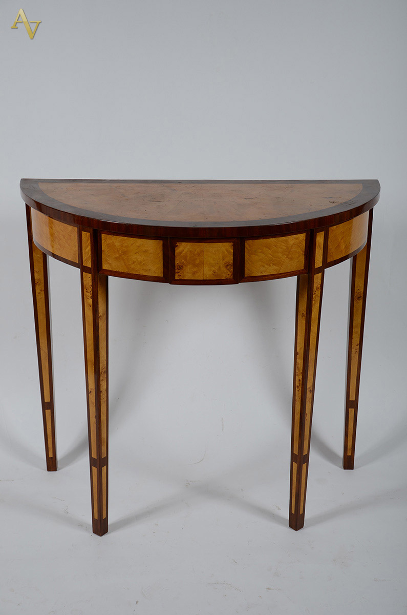 Console de madeira clara feitio meia lua, med. 0,99 x 0,48 alt. 91 cm.