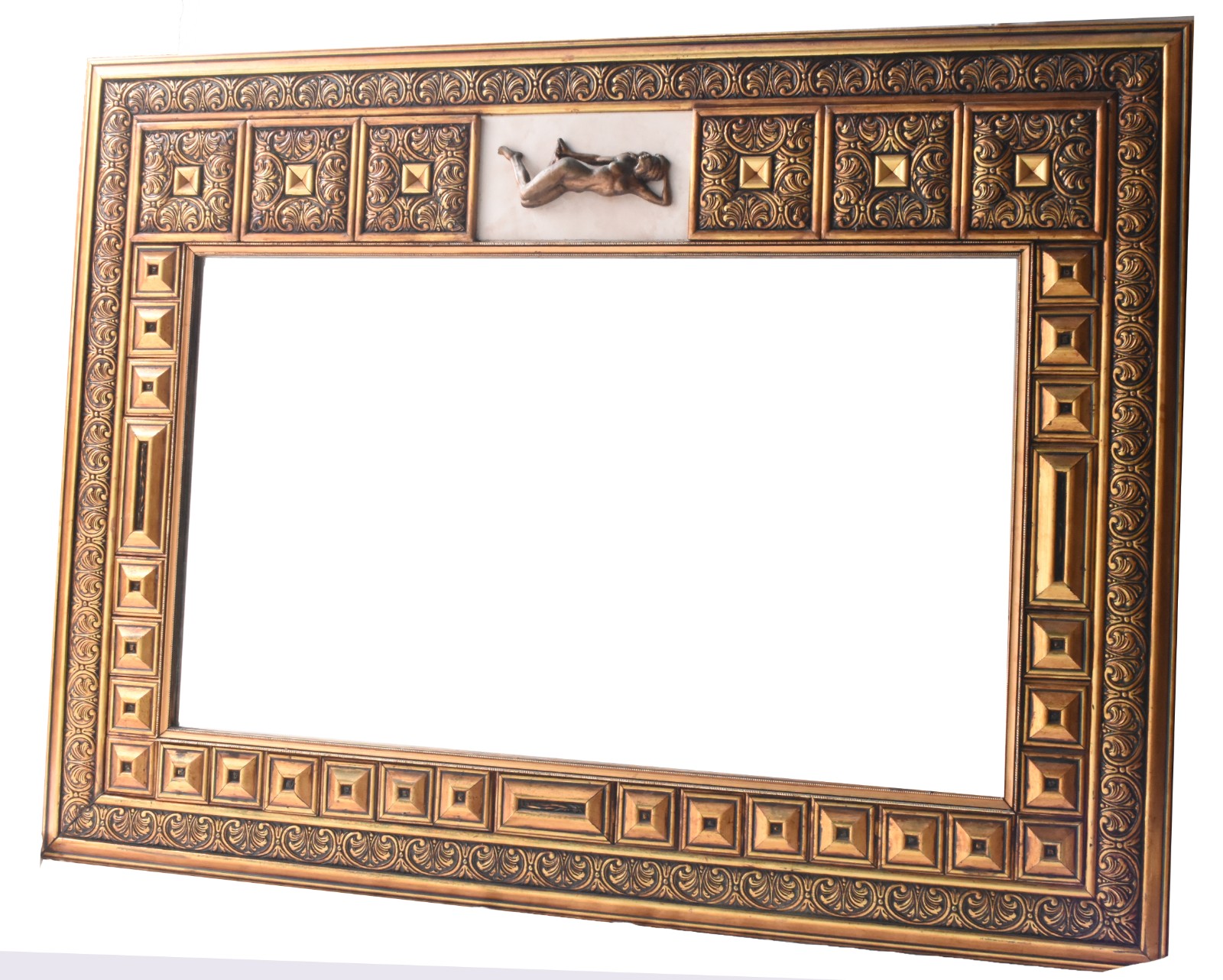 Espelho decorativo com moldura dourada encimada por pequena escultura... - foto 1 de 3