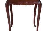 Mesa de centro de madeira nobre estilo Chippend... - Mesa de centro de madeira nobre estilo Chippendale, saia recortada.