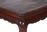Mesa de centro de madeira nobre estilo Chippend... - Mesa de centro de madeira nobre estilo Chippendale, saia recortada.