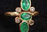 Anel de ouro 18 k com 3 esmeraldas e 4 brilhant... - Anel de ouro 18 k com 3 esmeraldas e 4 brilhantes. Peso - 2,9 gr.