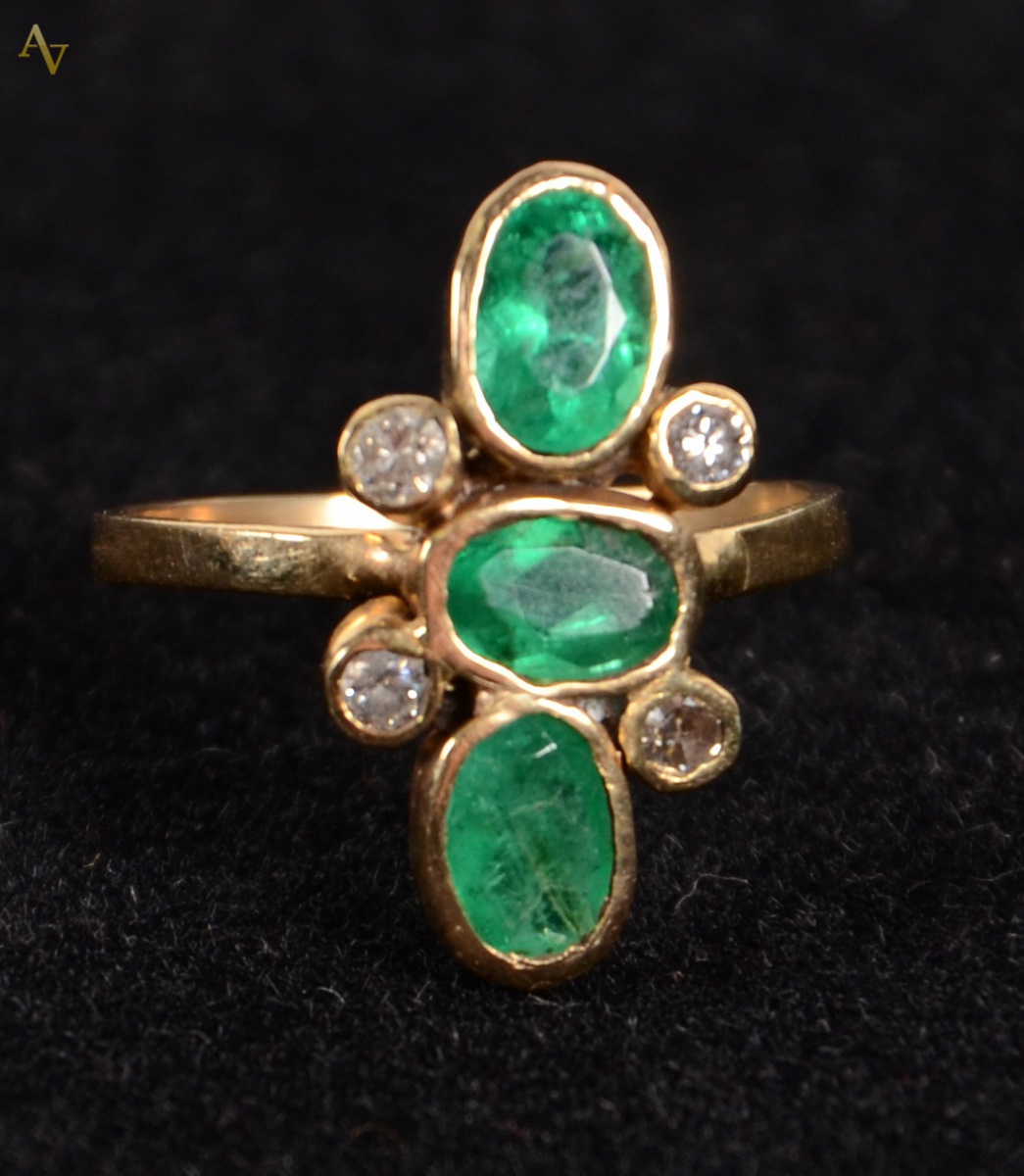 Anel de ouro 18 k com 3 esmeraldas e 4 brilhantes. Peso - 2,9 gr.